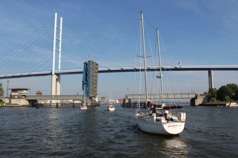 Sportboot fährt auf den Rügendamm vor Stralsund zu